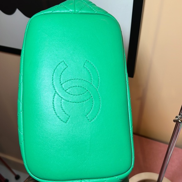 AUTHENTIC Chanel Hobo bag in vibrant Green - Picture 6 of 8